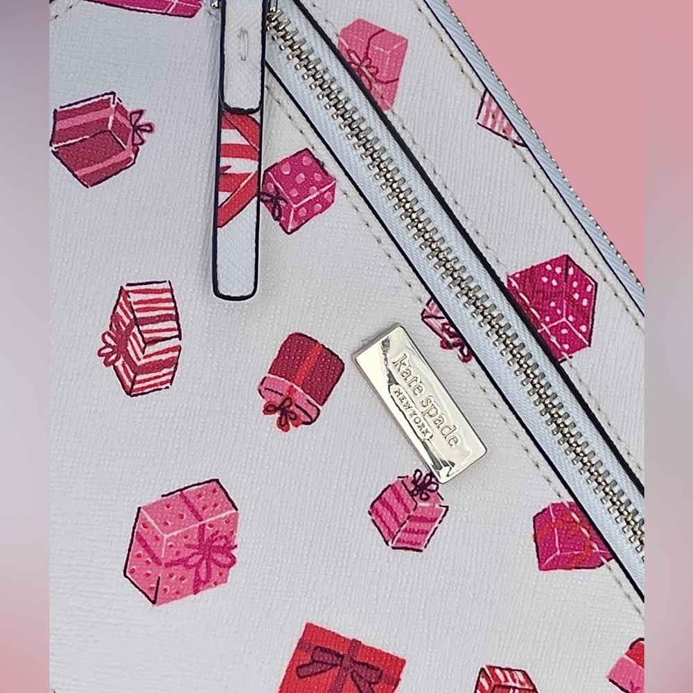 Kate Spade Lg Wristlet Pink Presents on White Saffiano Leather Excellent Cond - Picture 4 of 15